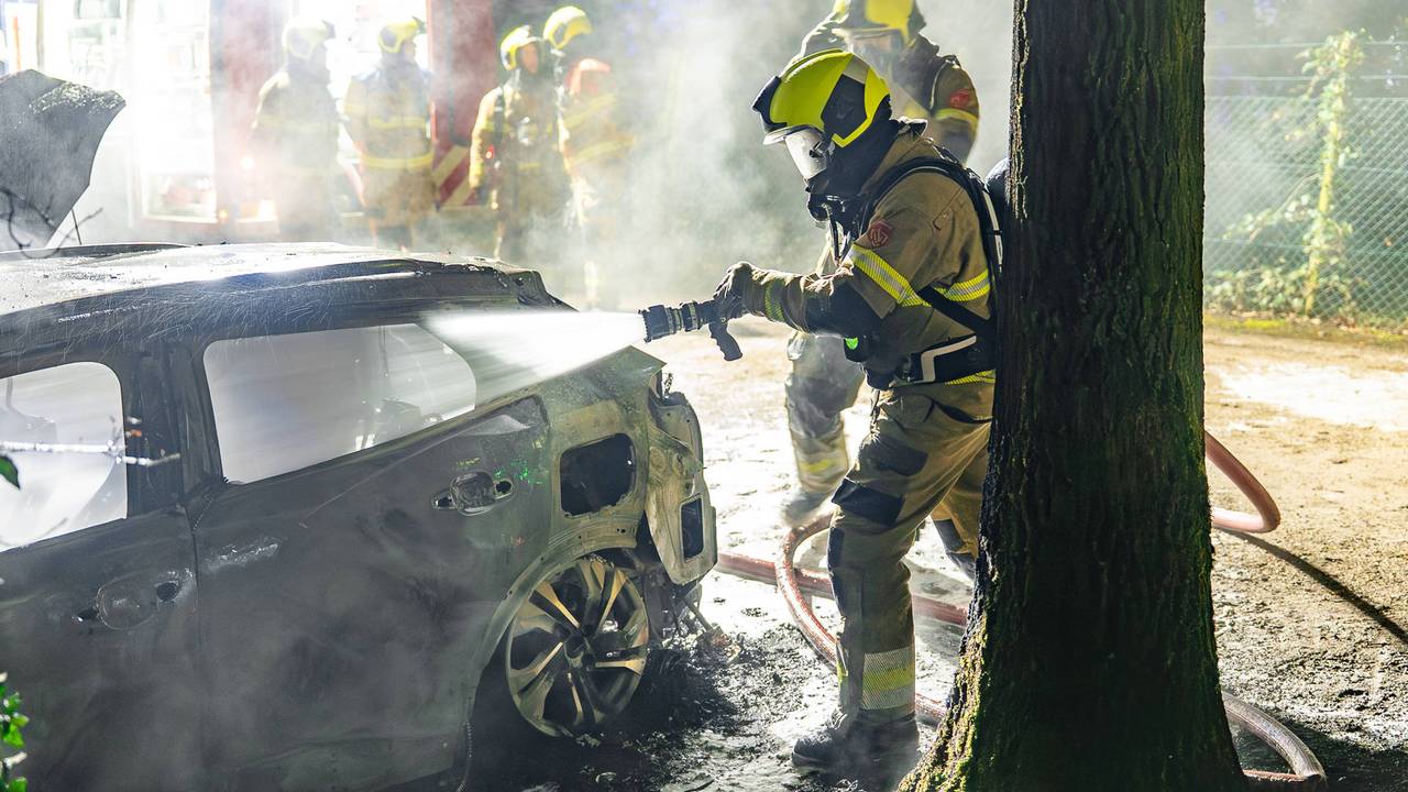 Auto's uitgebrand op parkeerplaats in Schaijk (foto: Lucas Lammers / Persbureau Heitink).