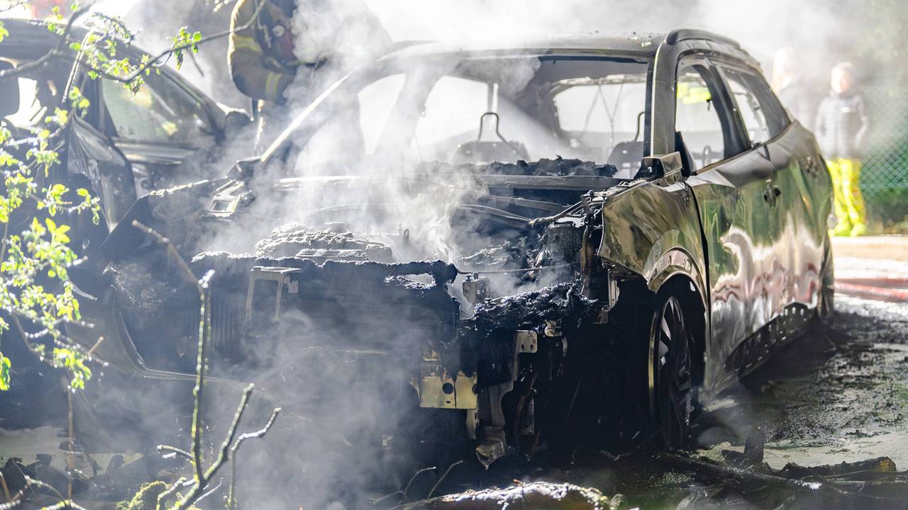 Auto's uitgebrand op parkeerplaats in Schaijk (foto: Lucas Lammers / Persbureau Heitink).