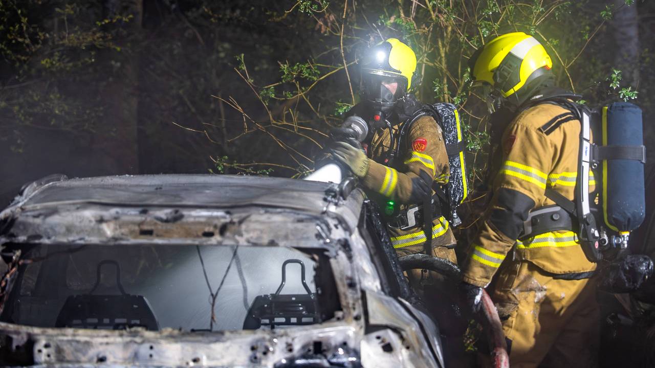 Auto's uitgebrand op parkeerplaats in Schaijk (foto: Lucas Lammers / Persbureau Heitink).