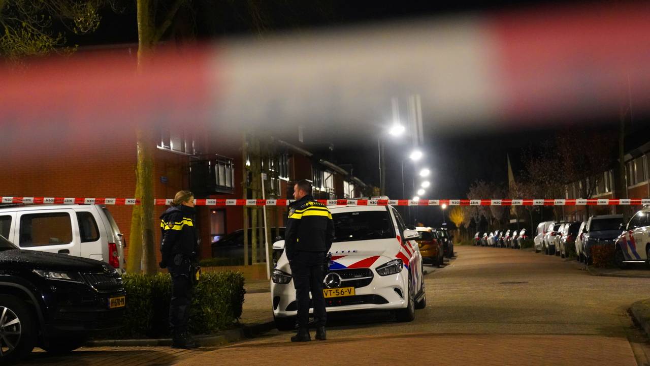 Politie doet onderzoek bij een huis waar schoten zijn gelost in Den Bosch (foto: Bart Meesters / Persbureau Heitink).