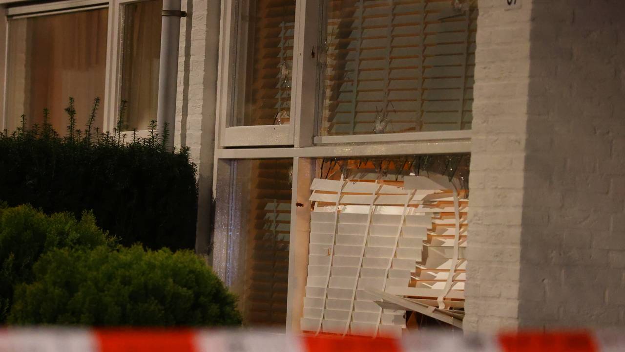 Schoten gelost op huis in Den Bosch, politie doet onderzoek (foto: Bart Meesters / Persbureau Heitink).