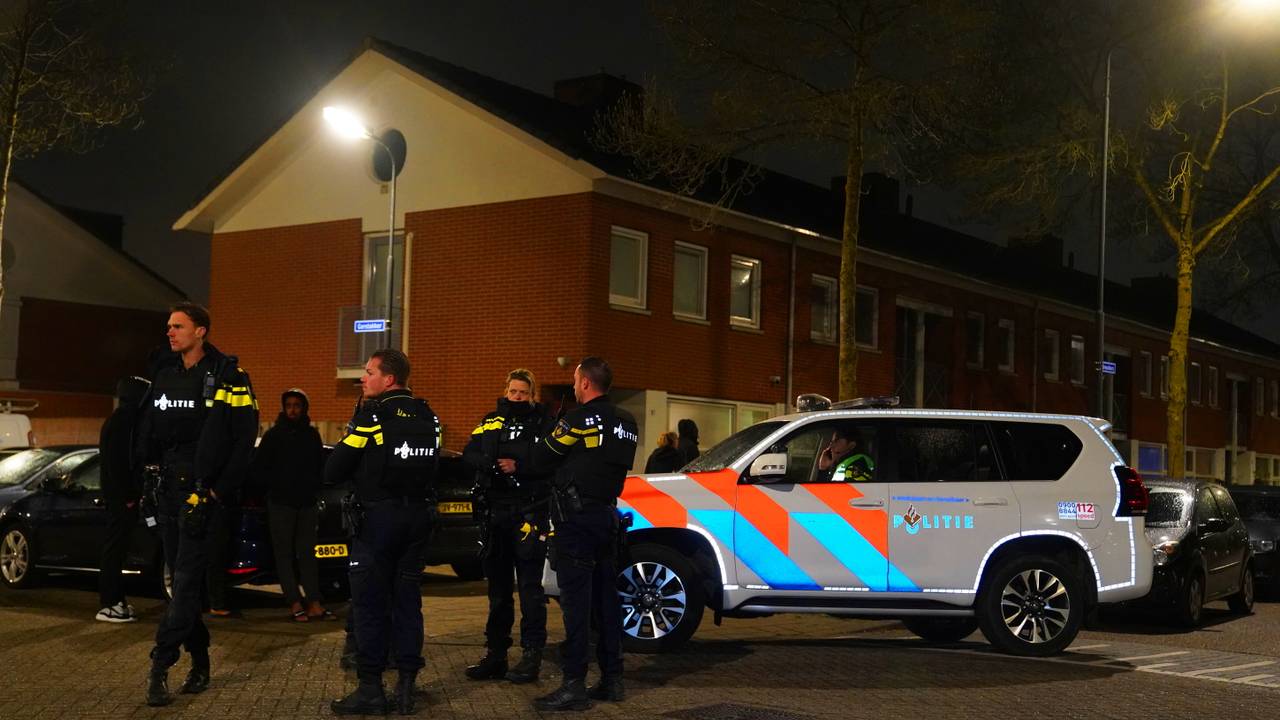 Schoten gelost op huis in Den Bosch, politie doet onderzoek (foto: Bart Meesters / Persbureau Heitink).