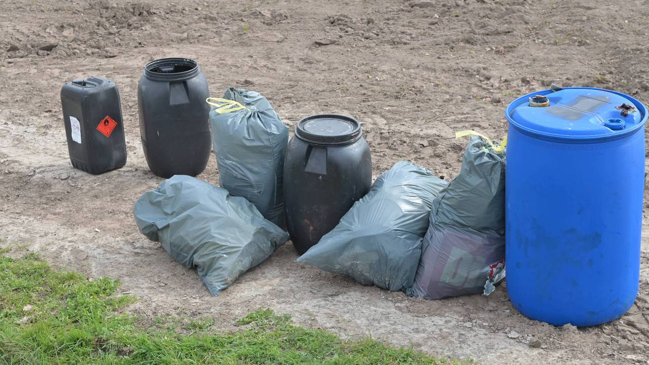 Jerrycans met mogelijk gevaarlijke stoffen gevonden in sloot Wernhout (foto: Perry Roovers / Persbureau Heitink).
