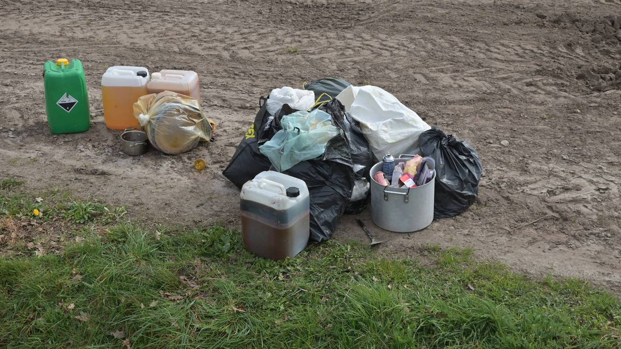 Jerrycans met mogelijk gevaarlijke stoffen gevonden in sloot Wernhout (foto: Perry Roovers / Persbureau Heitink).
