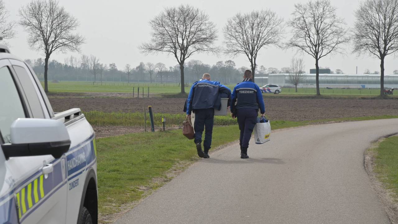 Jerrycans met mogelijk gevaarlijke stoffen gevonden in sloot Wernhout (foto: Perry Roovers / Persbureau Heitink).
