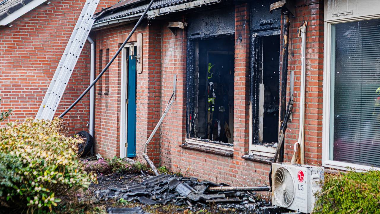 Het huis aan de Buunder in Biezenmortel is verwoest door brand (foto: SQ Vision).