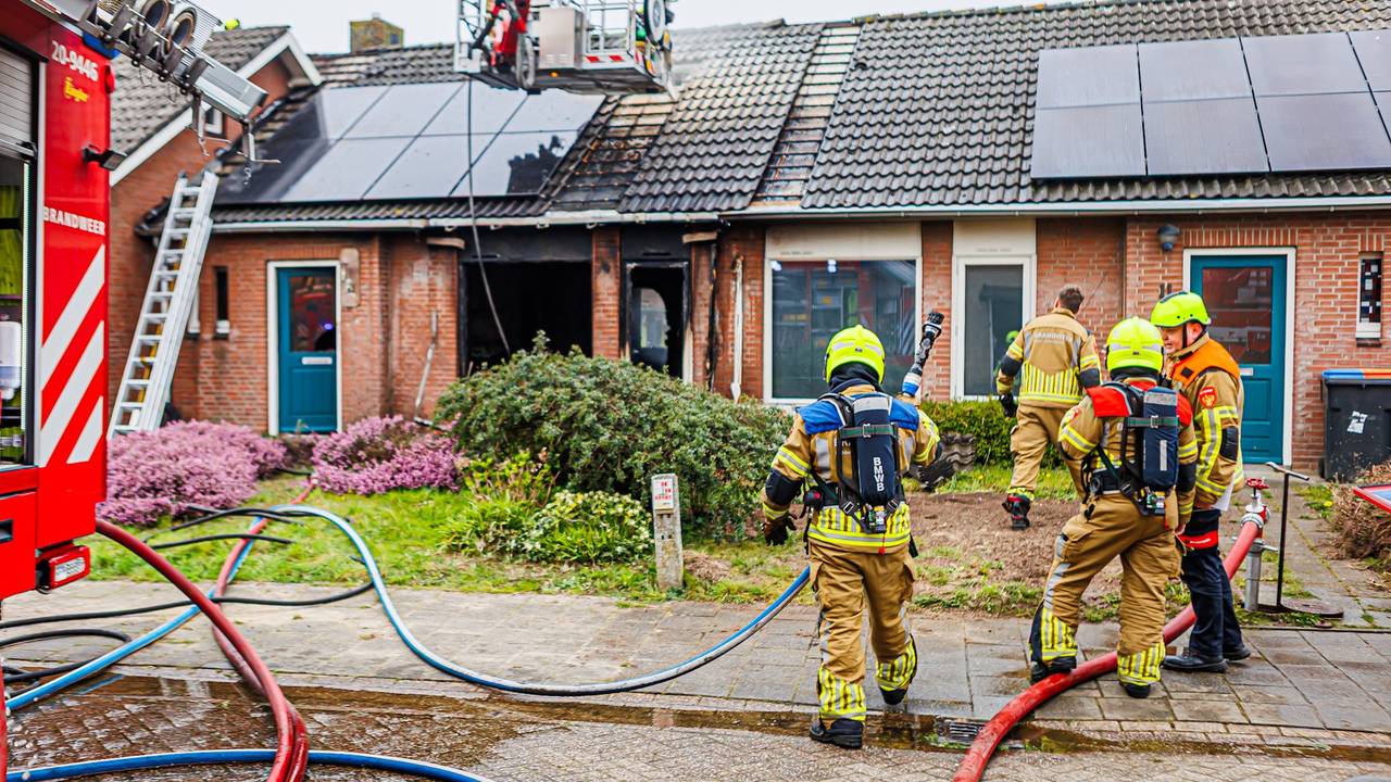 De brandweer wist te voorkomen dat het vuur oversloeg naar omliggende huizen (foto: SQ Vision).