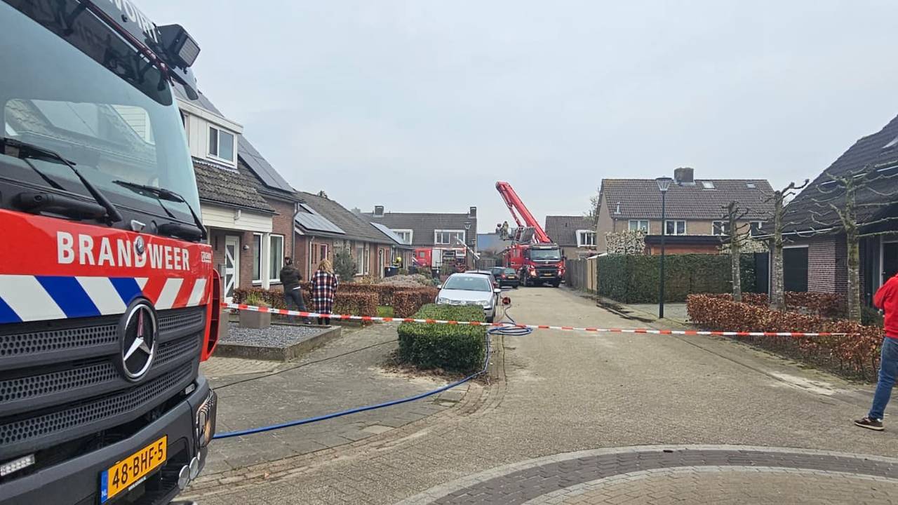 Brandweer in de straat in Biezenmortel (foto: Erwin Kooij).