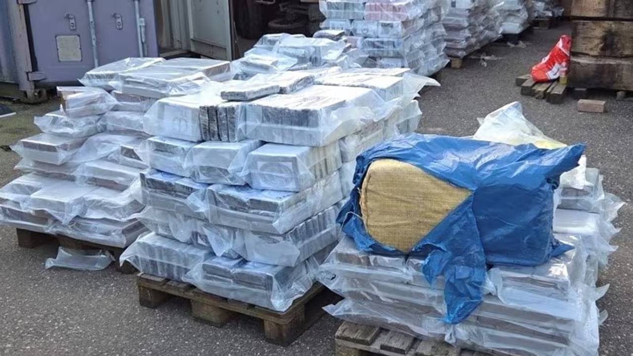 De politie toonde deze foto bij de vondst van de 1021 kilo coke(foto: politie) 