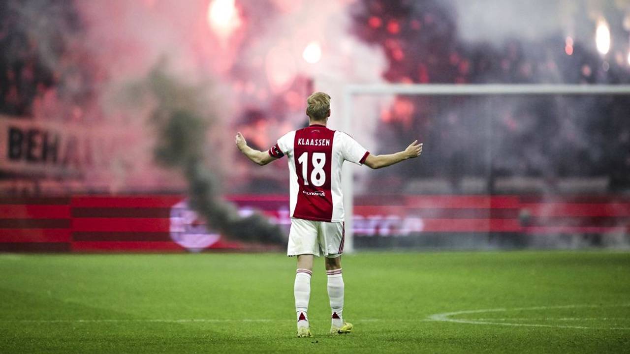 Vuurwerk afgestoken in de ArenA (foto: ANP).