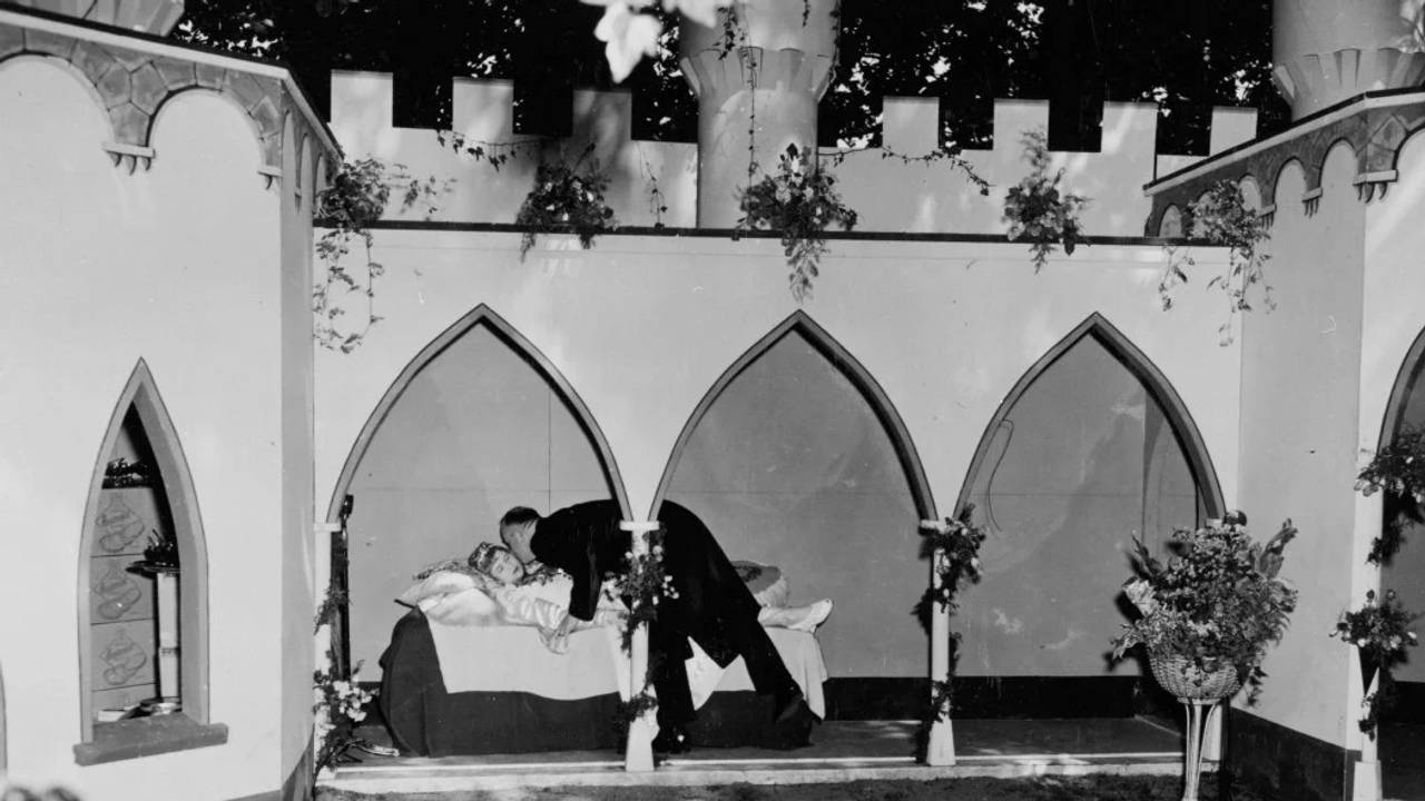 Een van de sprookjes in de sprookjestuin van Philips (foto: Koninklijke Philips N.V. / Philips Company Archives).