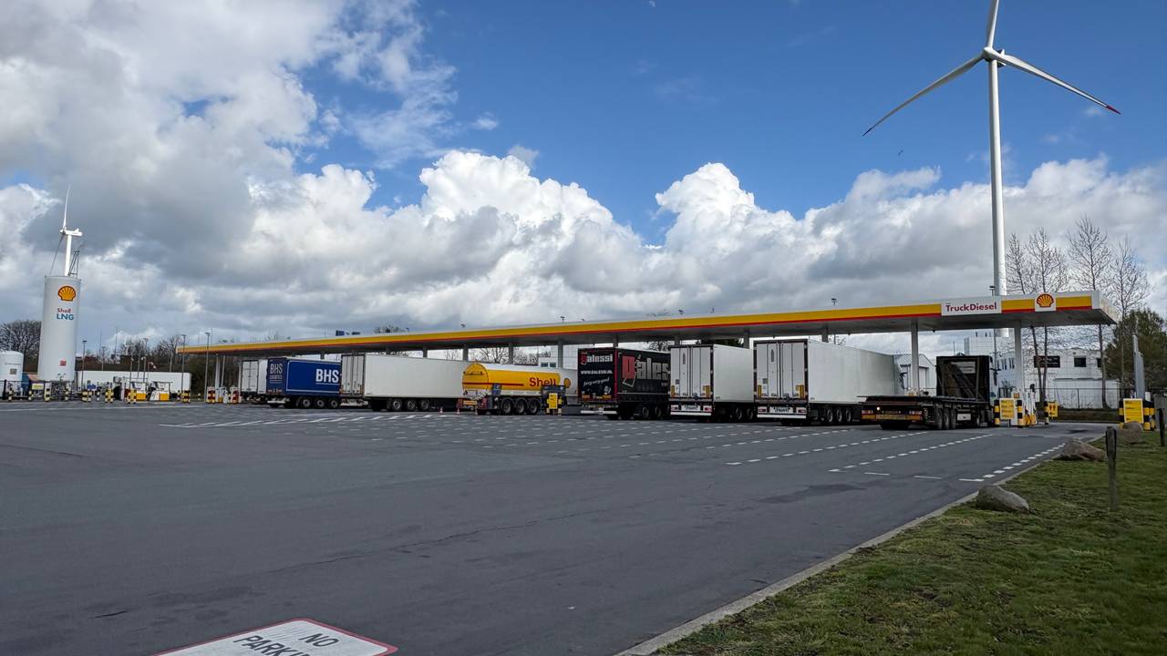 Voor goedkope brandstof rijden mensen om (foto: Raymond Merkx).