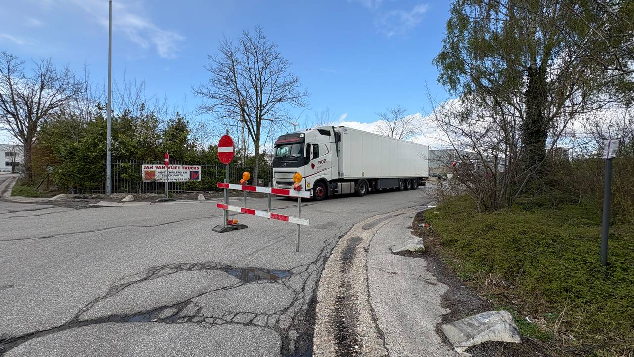 De Amsterdamstraat kun je vanaf deze kant niet meer in (foto: Raymond Merkx).