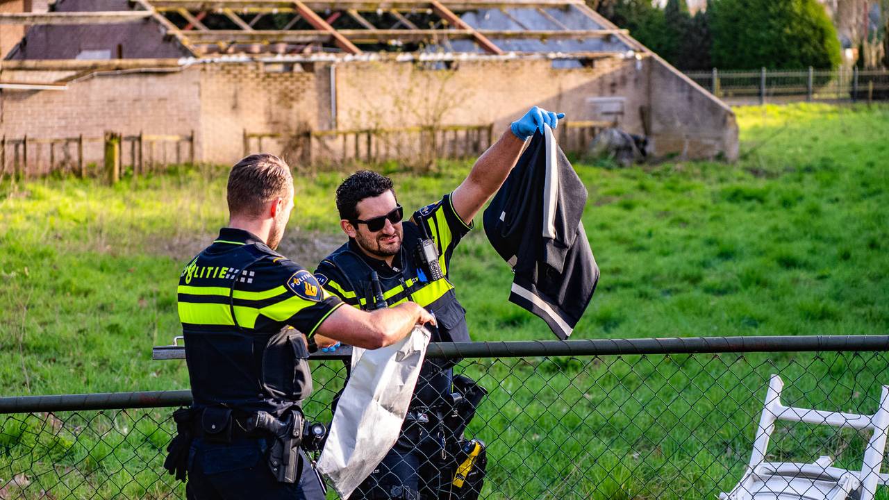 Gewonde bij steekpartij azc in Uden, politiehelikopter zoekt dader