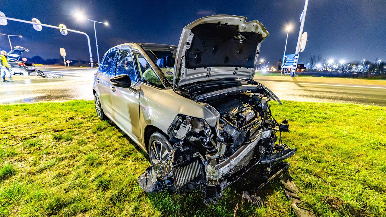 Bestuurder rijdt door rood op kruising en ramt andere auto