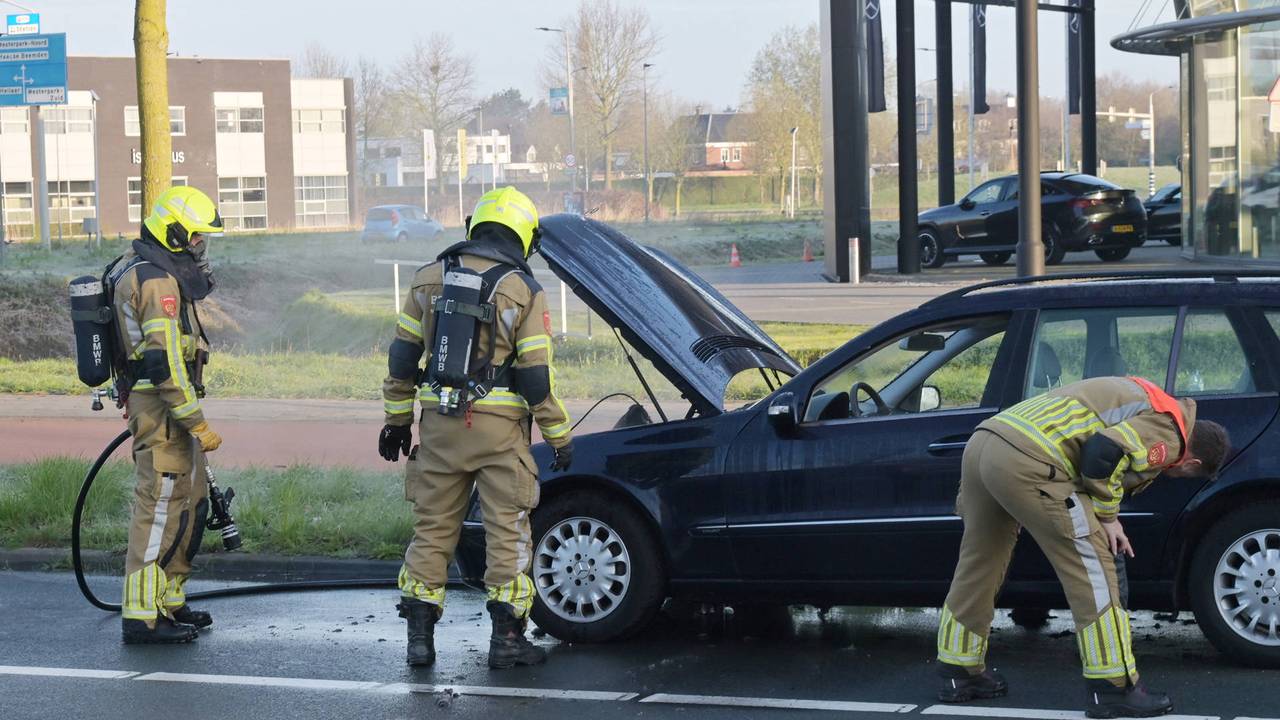 Rook uit motorkap van auto in Breda, geen gewonden
