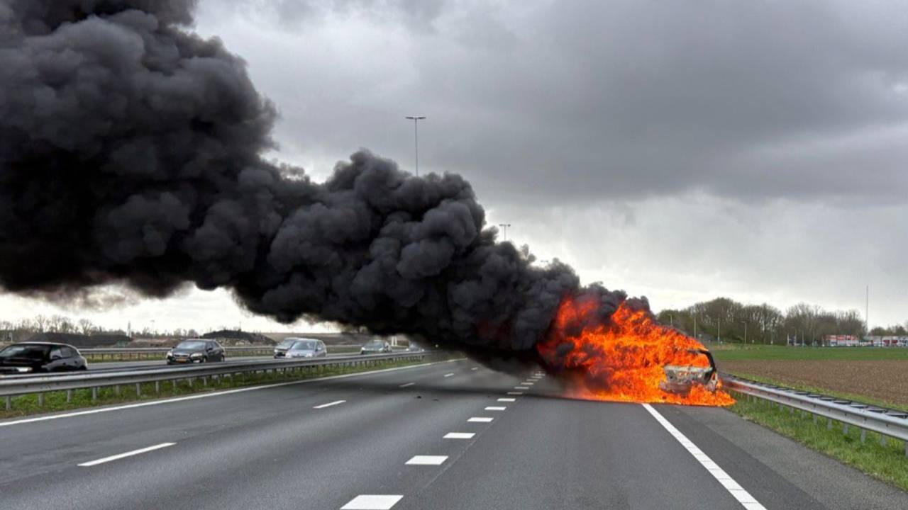 Autobrand op de A2 (foto: Rijkswaterstaat).