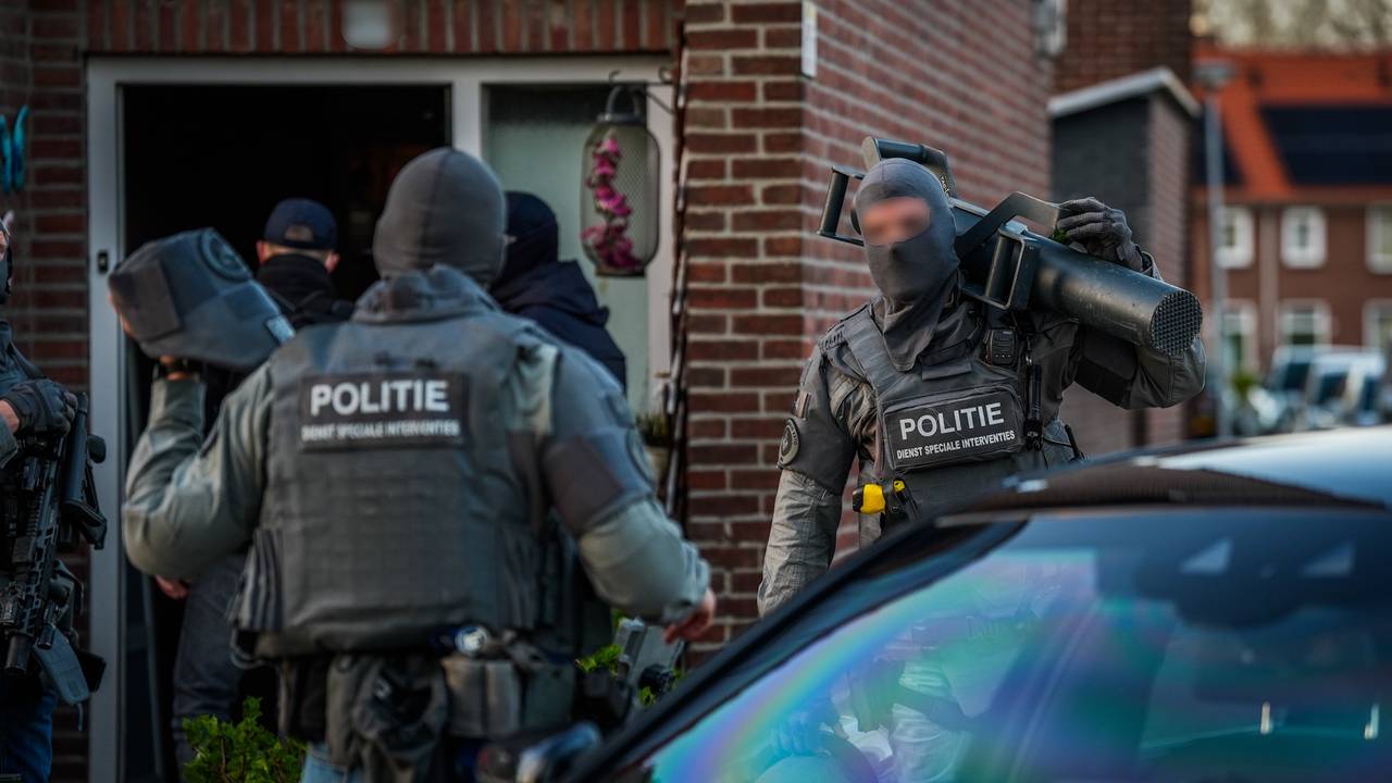 Zwaarbewapende agenten met een stormram (foto: SQ Vision).