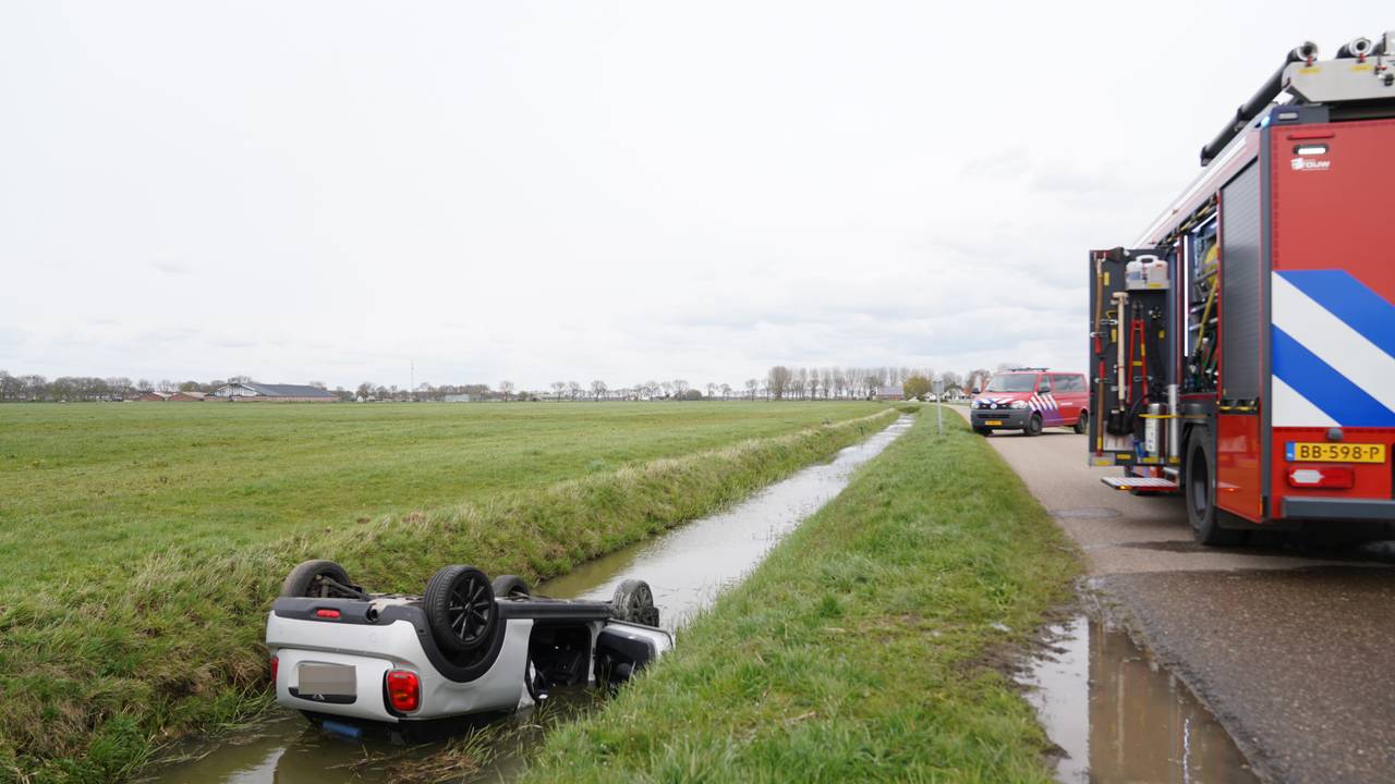 De auto kwam op z'n kop in de sloot terecht (foto: Bart Meesters/Persbureau Heitink).