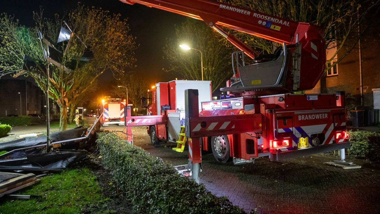 De brandweer kwam in actie aan de Kantanjeberg in Roosendaal (foto: Christian Traets/Persbureau Heitink).