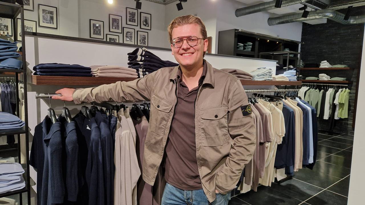 Thomas (29) helpt Marco Schuitmaker aan outfit net voor optreden Paaspop (foto: Tom Berkers).