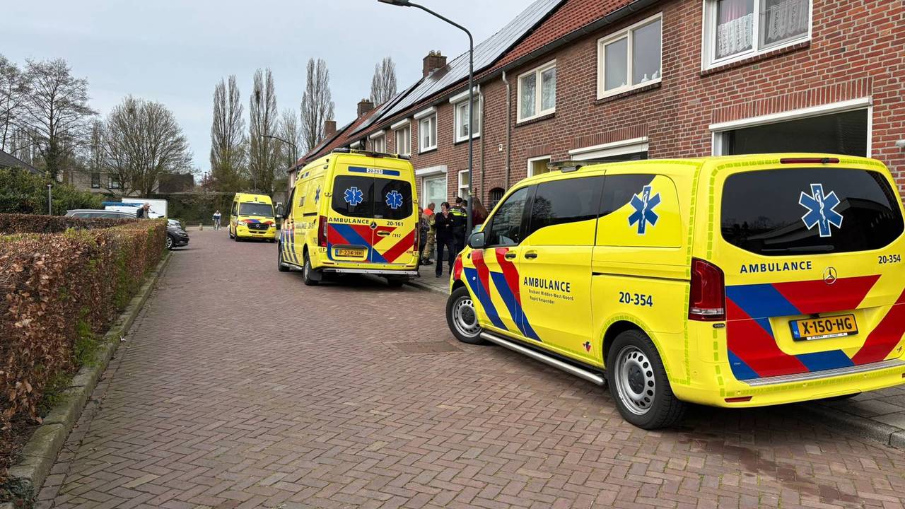 Hulpdiensten kwamen meteen in actie na de melding van een ontploffing op een school (foto:Persbureau Heitink).