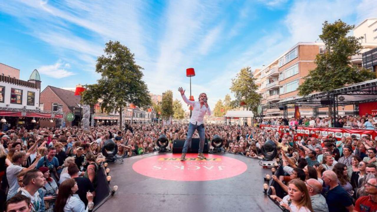 René Schuurmans op het podium tijdens het Festival van het Levenslied in 2023. (foto: Levenslied).