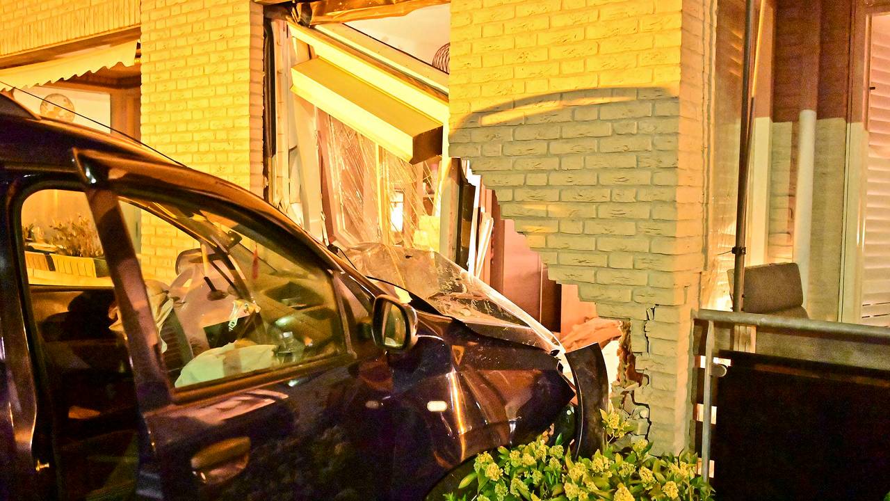 Auto crasht en rijdt appartement binnen, bestuurder (22) onder invloed