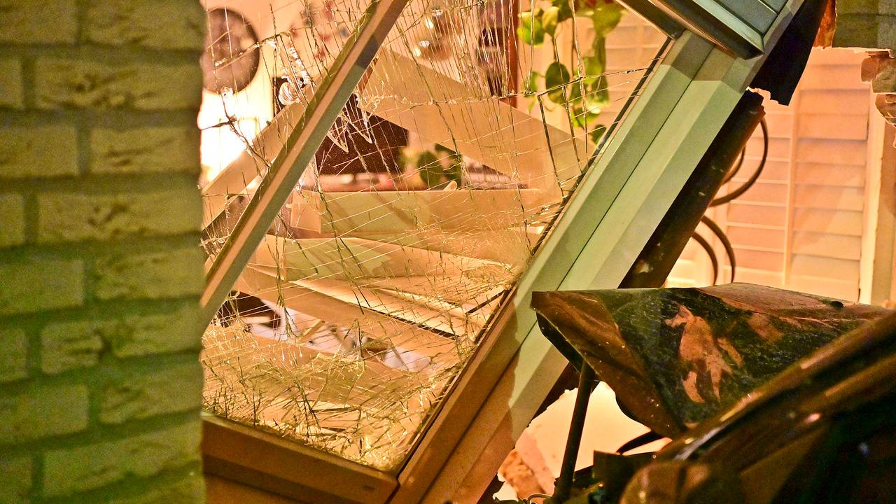 De mensen die in en boven het getroffen appartement wonen zijn opgevangen (foto: Rico Vogels/Persbureau Heitink).