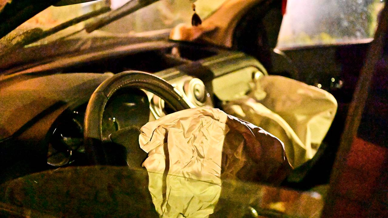 Wie achter het stuur zat van de gecrashte auto in Hapert wordt onderzocht (foto: Rico Vogels/Persbureau Heitink).