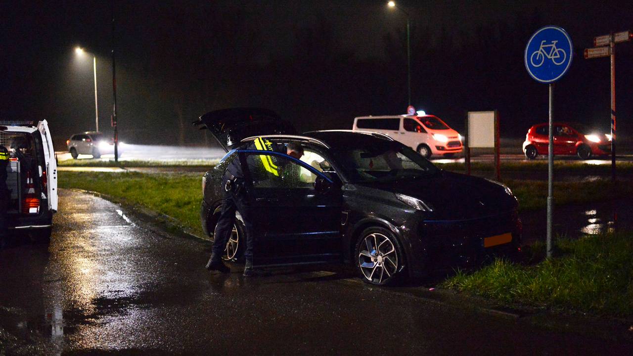De politie doet onderzoek na de crash op de Nieuwe Bredasebaan in Breda (foto: Perry Roovers/Persbureau Heitink).