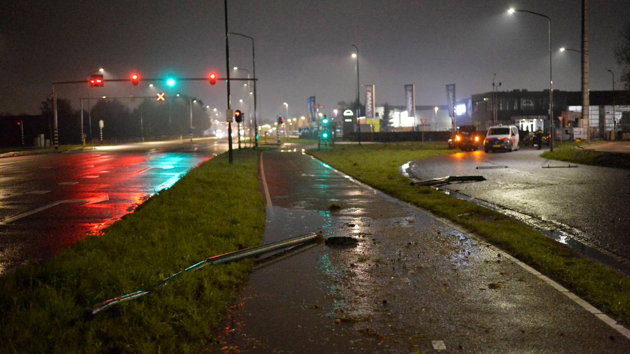 De Nieuwe Bredasebaan in Breda was bezaaid met brokstukken na de crash van vrijdagnacht (foto: Perry Roovers/Persbureau Heitink).