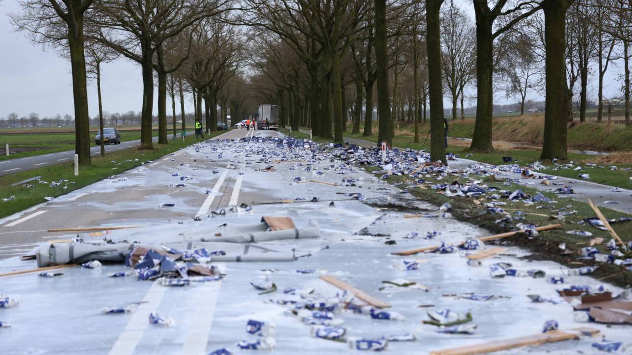 N277 bij Odiliapeel bezaaid met pakken melk nadat vrachtwagen openscheurt 