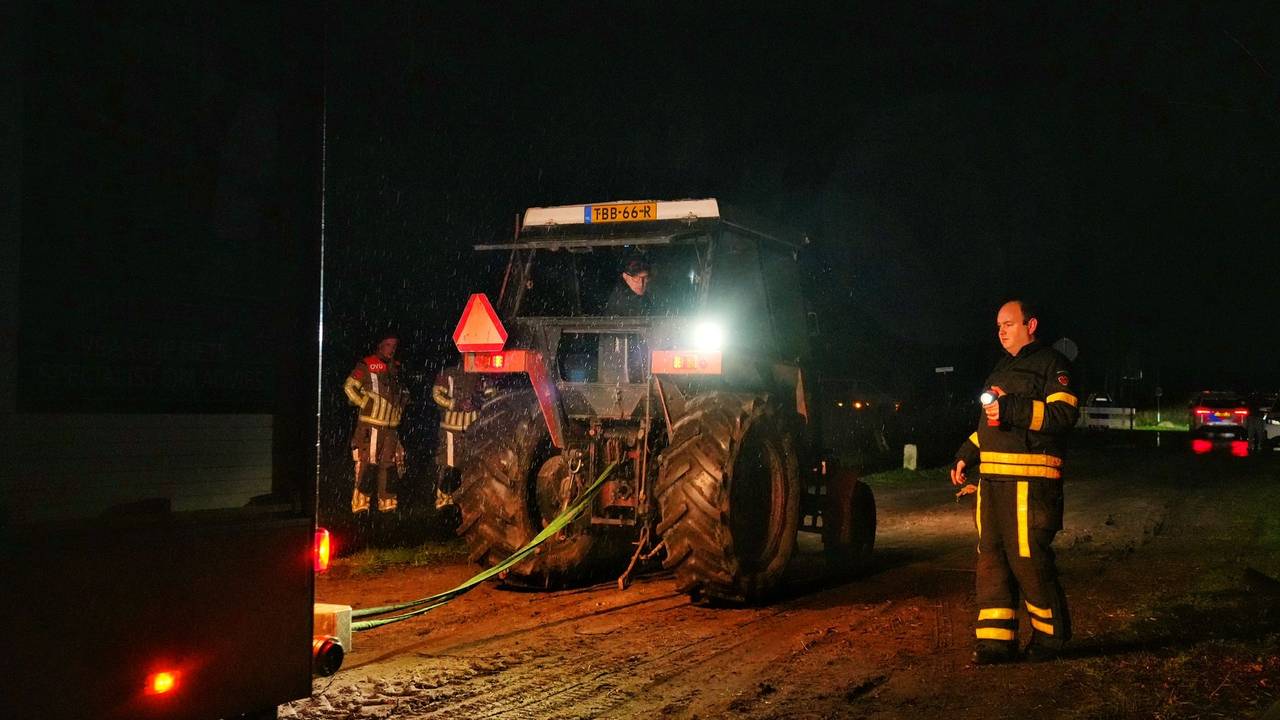 Boer Ad kwam helpen (foto: Jeroen Stuve).