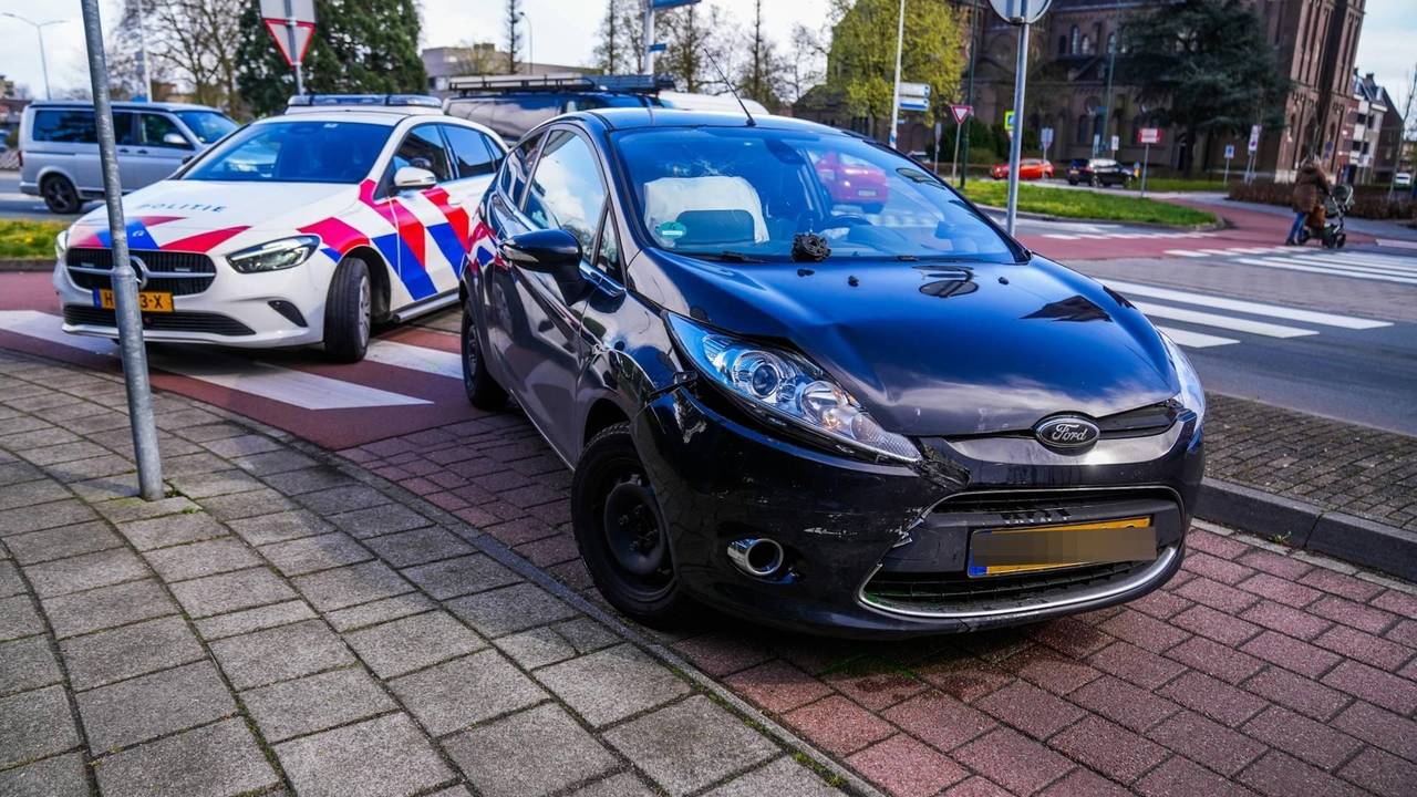 Schade na botsing tussen twee auto's in Geldrop
