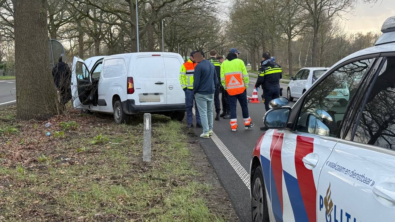 Hulpdiensten rukken uit, maar blijkt auto met pech in middenberm (foto: Bart Meesters).