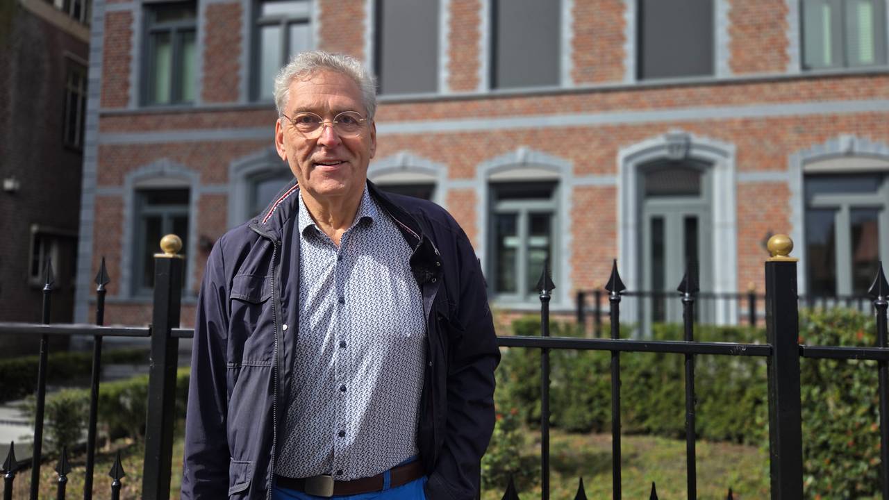 Henk Krol bij het oude kantoor van de Gaykrant in Best (foto: Noël van Hooft).