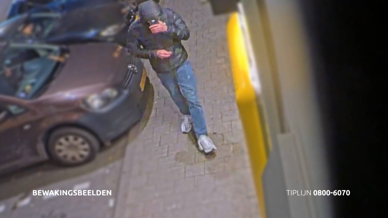 Oudere vrouw wordt bang gemaakt door fraudeurs