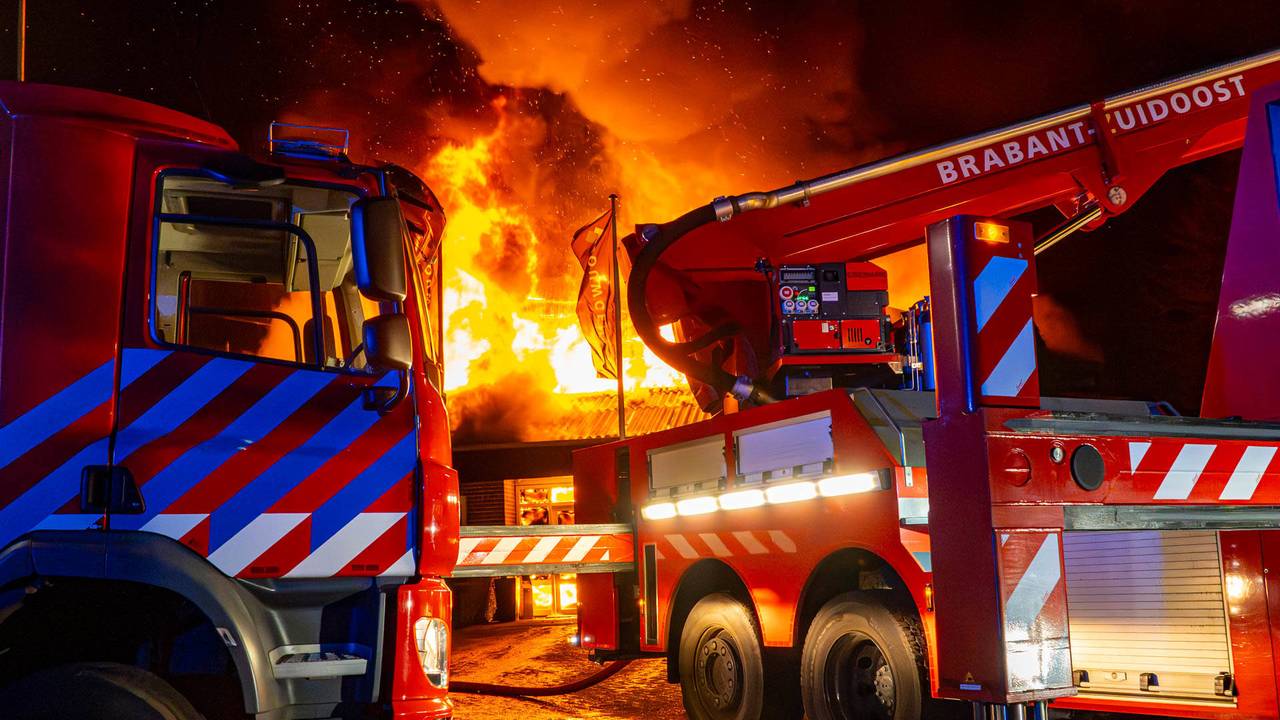 De brandweer was druk in de weer met het bestrijden van de vlammen (foto: Harrie Grijseels/Persbureau Heitink).