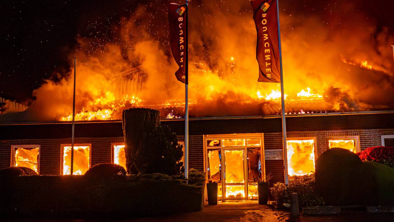 De vlammen sloegen uit het gebouw (foto: Harrie Grijseels/Persbureau Heitink).