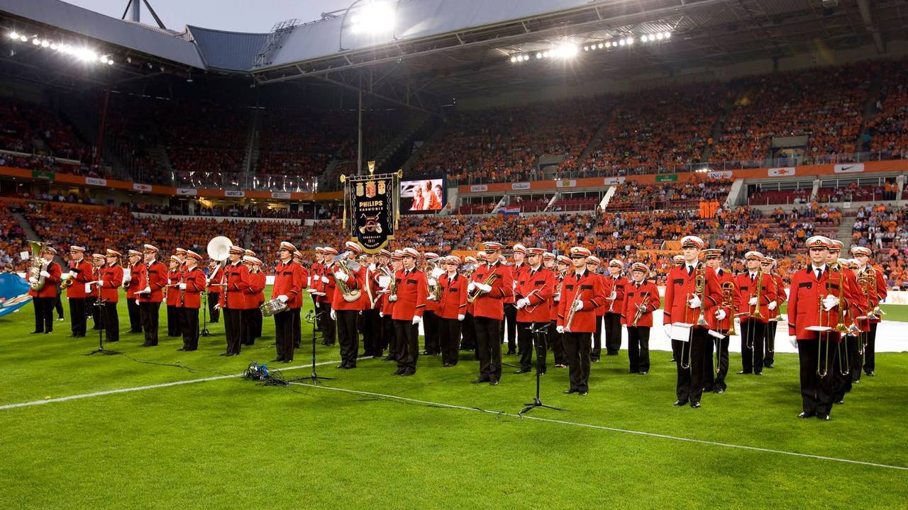 De Philips Harmonie voorafgaand aan de volksliederen bij de wedstrijd Nederland-San Marino in 2011(foto: Philharmonie Brainport).