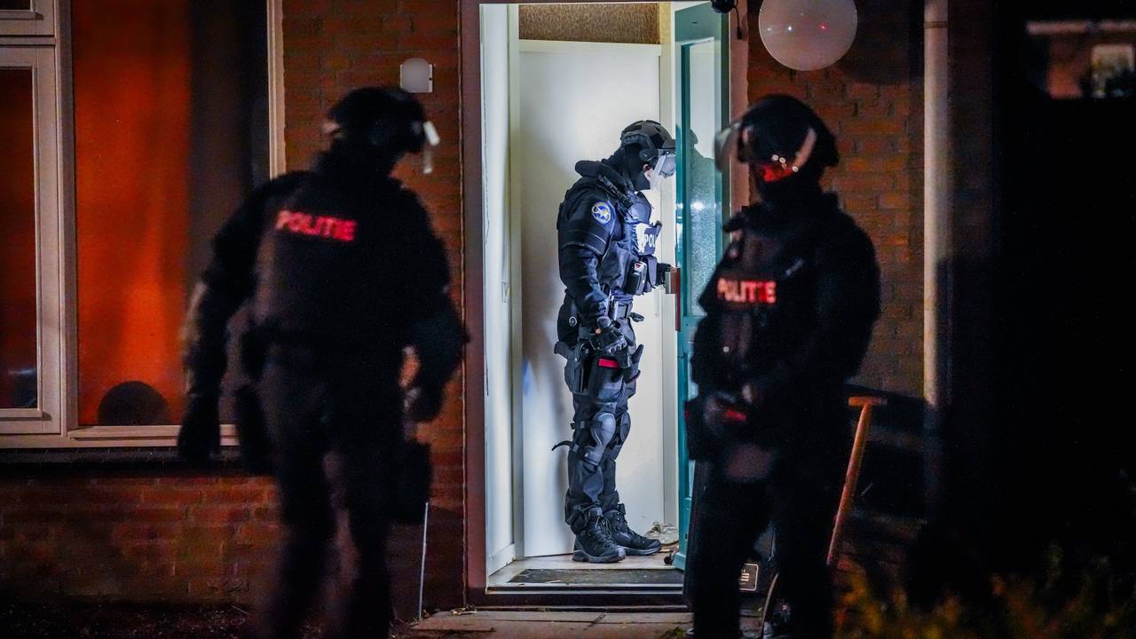 Politie valt huizen binnen in Eindhoven en Bergeijk, zeker één man opgepakt