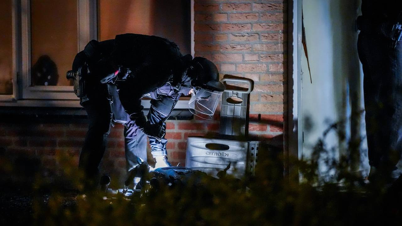 Politie valt huis binnen in Bergeijk (foto: SQ Vision).
