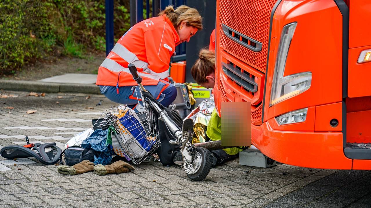 Scootmobiel belandt onder vrachtwagen na botsing in Breda