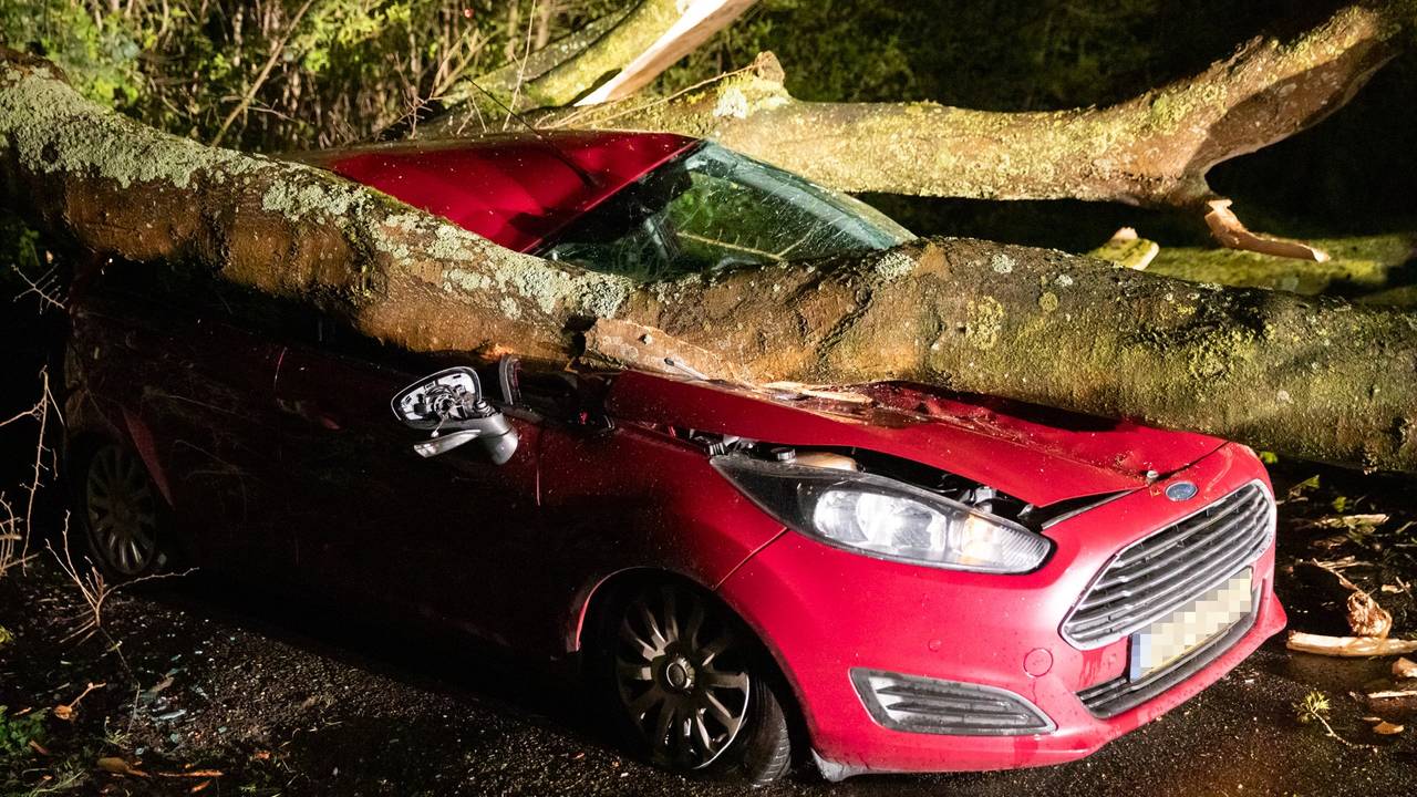 De auto raakte zwaar beschadigd (foto: Christian Traets/Persbureau Heitink).