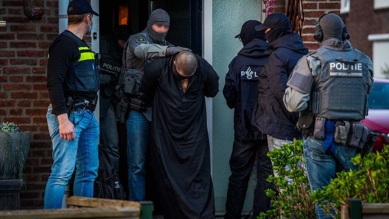Man aangehouden bij inval in Eindhoven, meerdere knallen te horen in huis