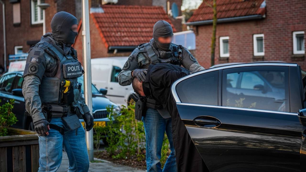 De verdachte wordt meegenomen (foto: SQ Vision).