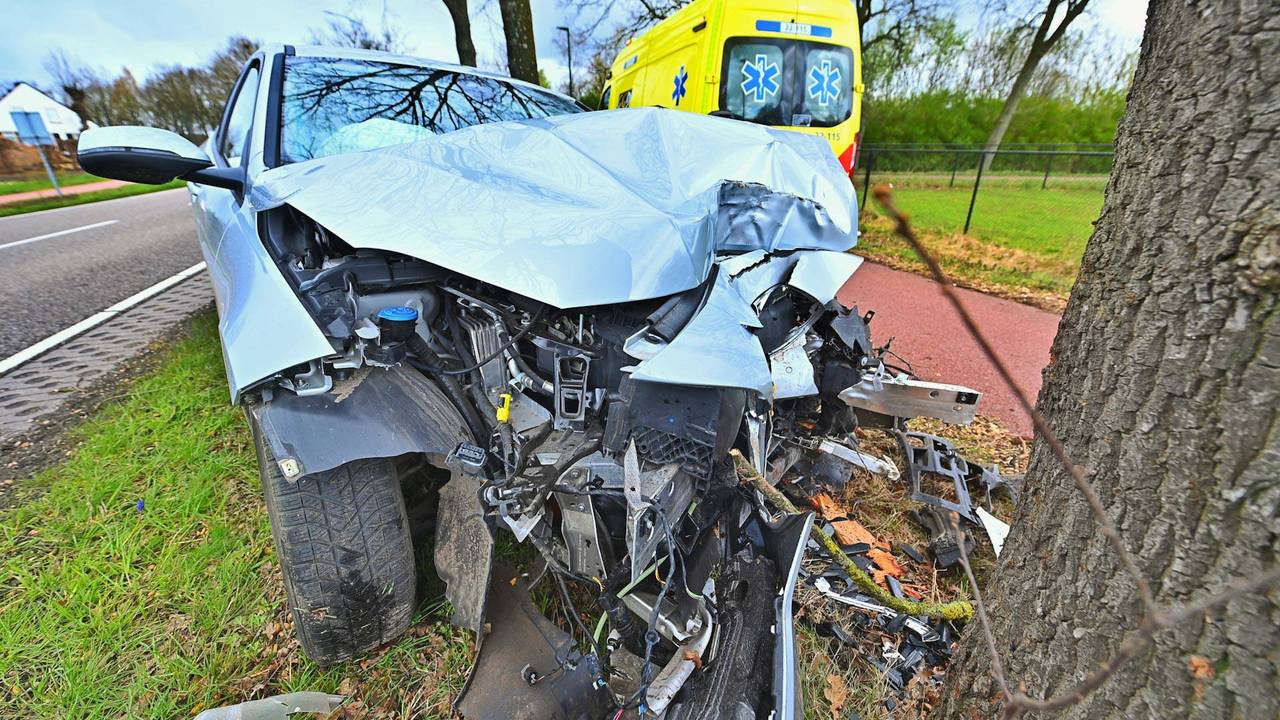 Auto crasht in Luyksgestel, vrouw kan zelf uit het wrak komen