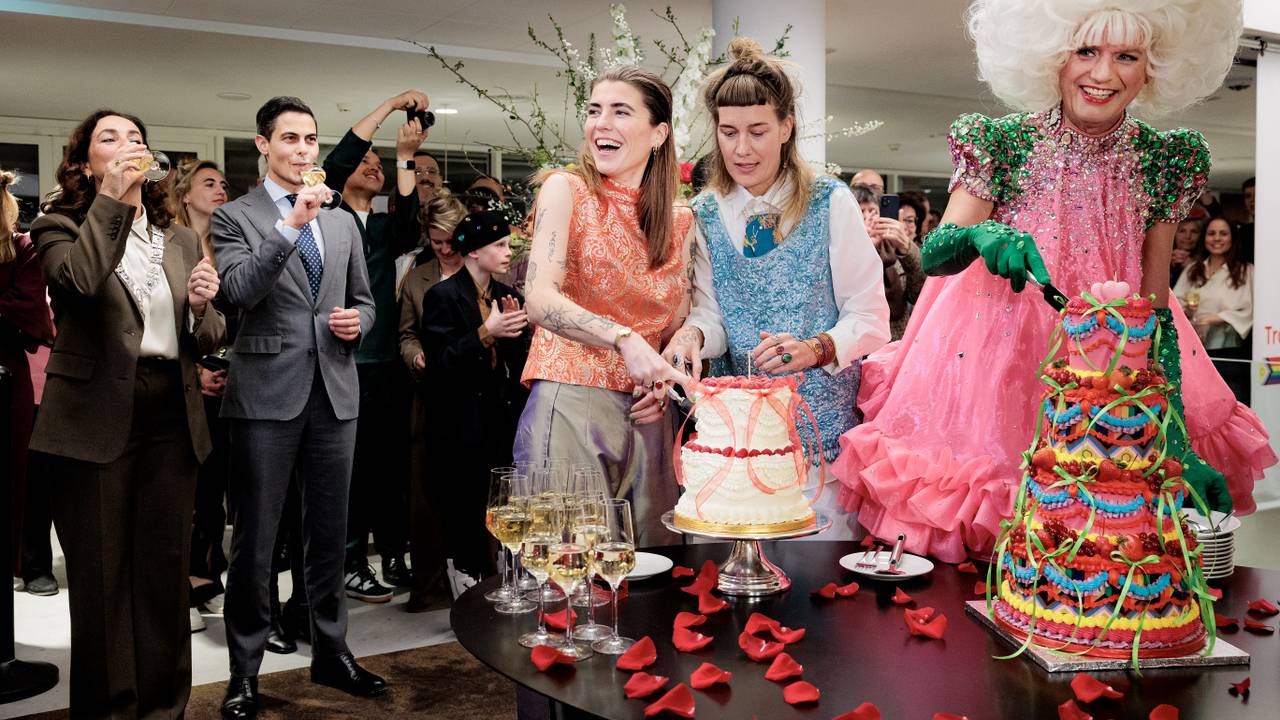  Burgemeester Femke Halsema en minister-president Rob Jetten tijdens 25 jaar ’universeel huwelijk’. Ter gelegenheid hiervan gaven drie stellen elkaar het ja-woord (foto: ANP).