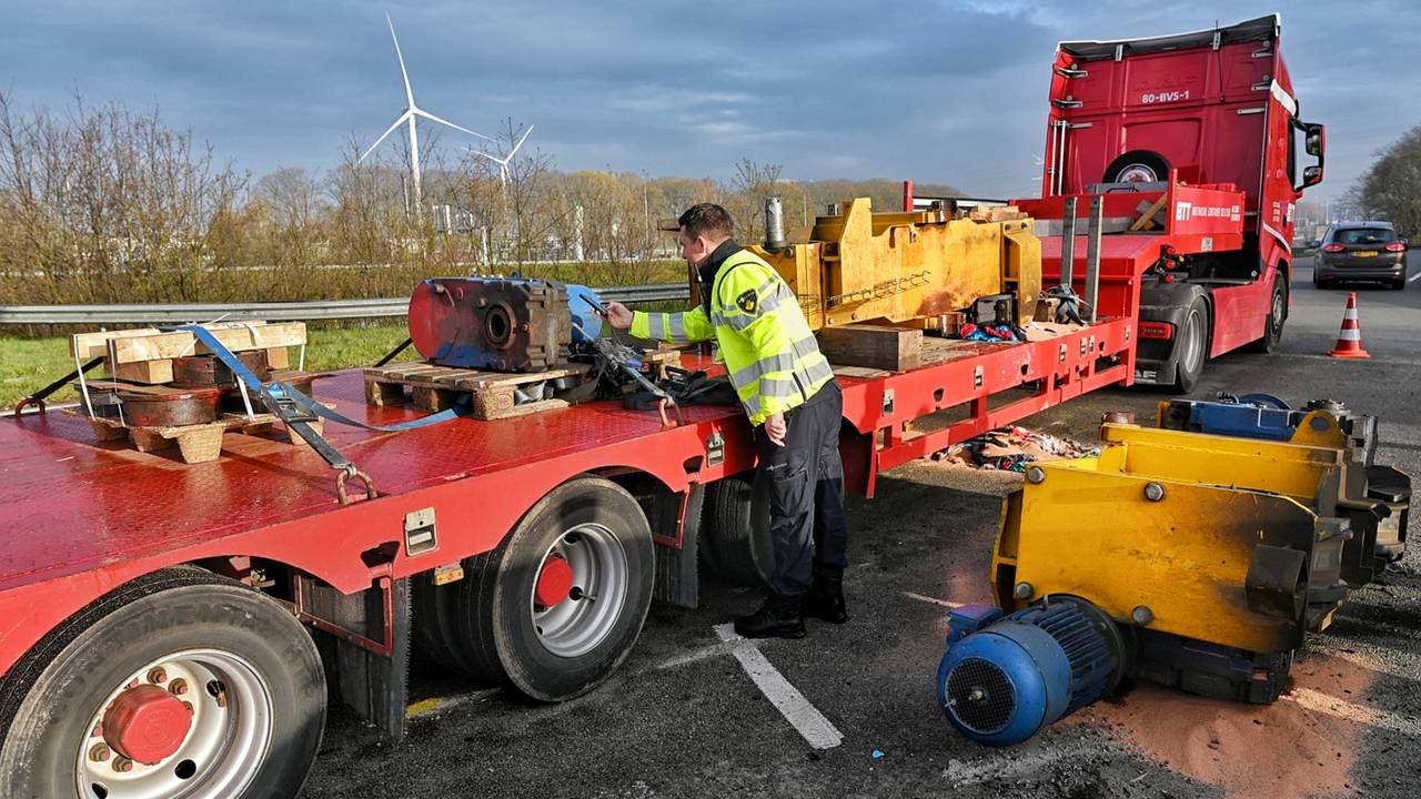 Vrachtwagen verliest kraanonderdeel in Tilburg (foto: Toby de Kort / Persbureau Heitink).